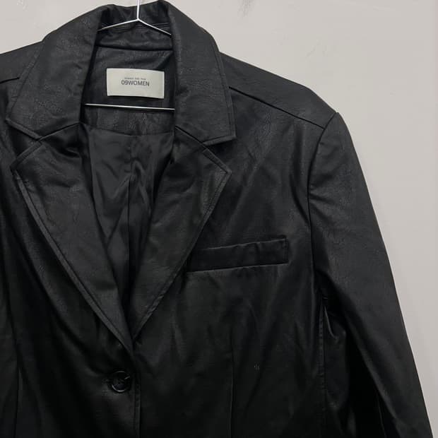 09우먼 쓰리버튼 오버핏 비건레더 블레이져