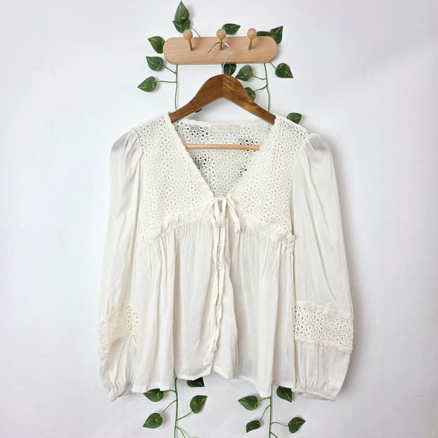 펀칭 버튼업 블라우스