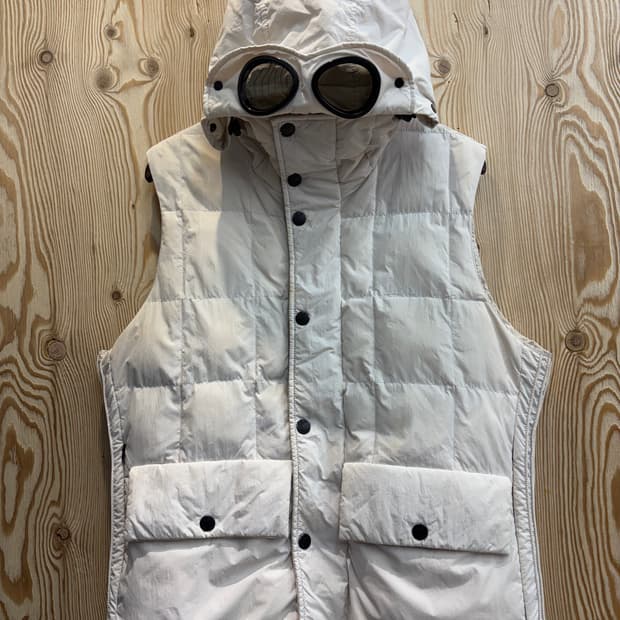 C.P. 컴퍼니 고글 다운 베스트