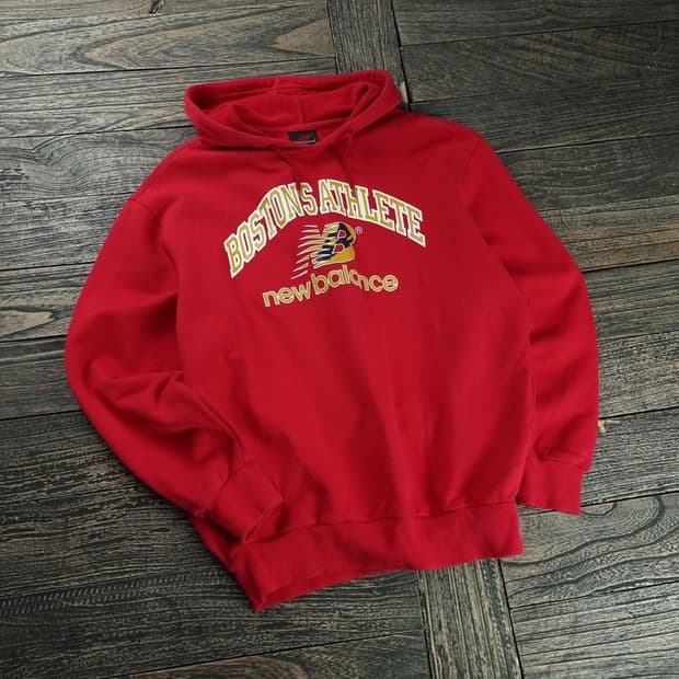 [뉴발란스 재팬] 그래픽 프린팅 오버핏 후드티 레드 M18552