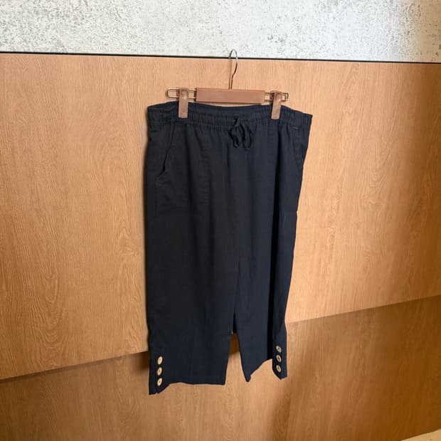 빈티지 밴딩 카프리 팬츠 밑단 버튼업 디테일 루즈핏 블랙 k142