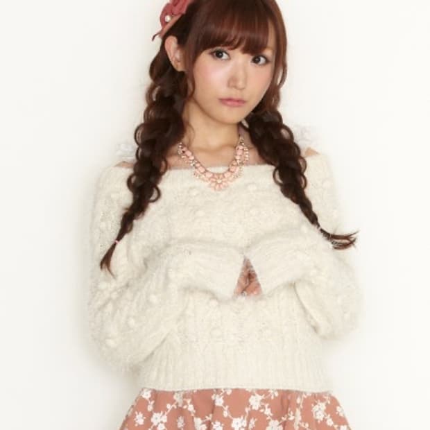 리즈리사 폼폼이 오프숄더 라떼갸루 니트