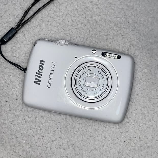 니콘 쿨픽스 s01 화이트 지젤 전소미 정채연 디카