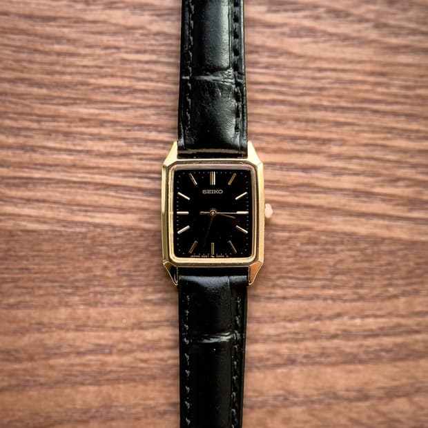 빈티지 세이코 블랙 탱크 골드 드레스 워치 미니멀 레트로 시계