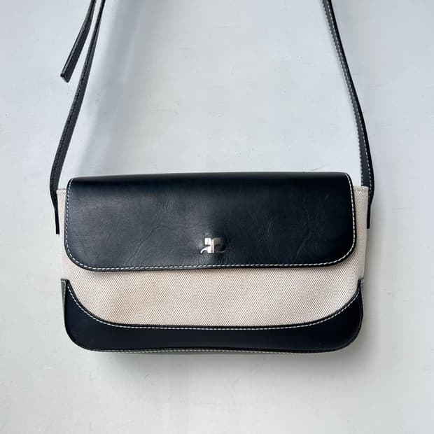 courreges / 쿠레쥬 블랙 레더 크로스백  