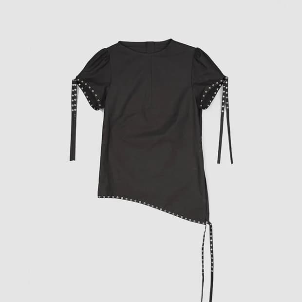 데어드 퍼프 슬리브 아일렛 스트랩 블라우스 블랙