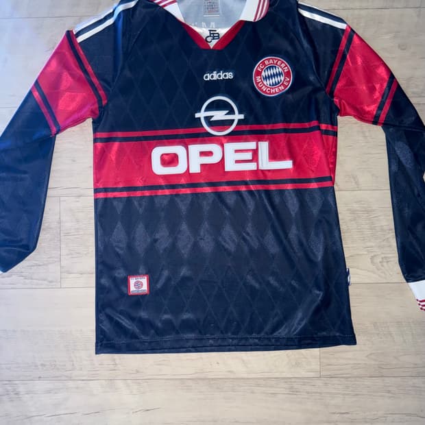 FC Bayern Munich 1997–98 season home uni