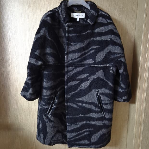 씨바이끌로에 얼룩 패턴 코트 38