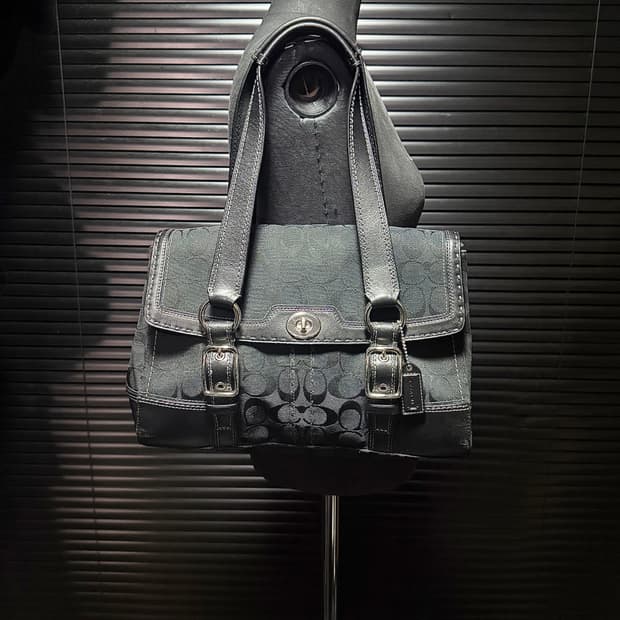 코치 시그니처 로고 패턴 블랙 가죽 버클 숄더백 고스 펑크 갸루 락시크