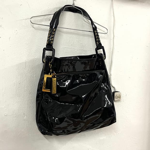 로저 비비에 페이던트 레더 체인 숄더백