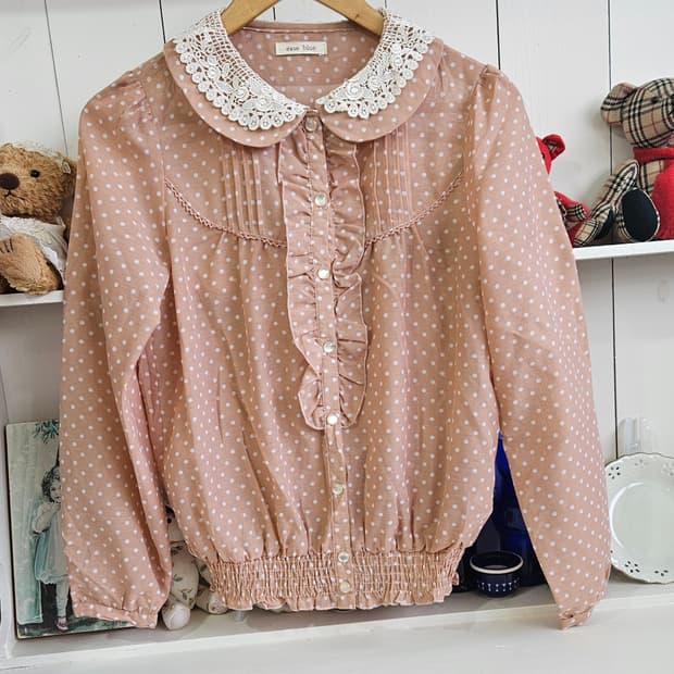 도트 레이스카라 프릴 블라우스
