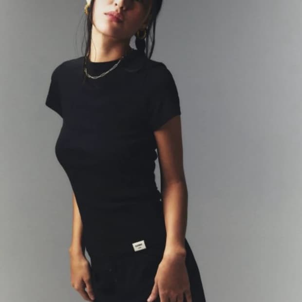 글로니 클래식 피티드 티셔츠 블랙