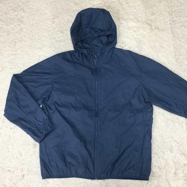 유니클로 경량 바람막이 DD10