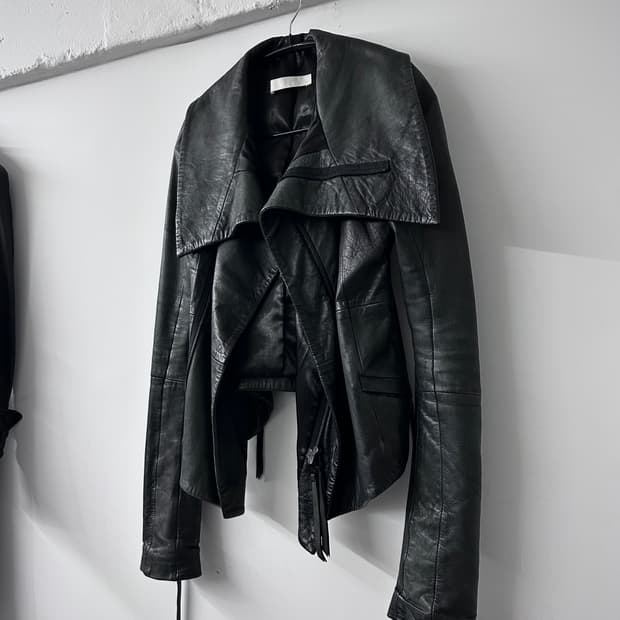 Ekam 비대칭 하이넥 램스킨 자켓