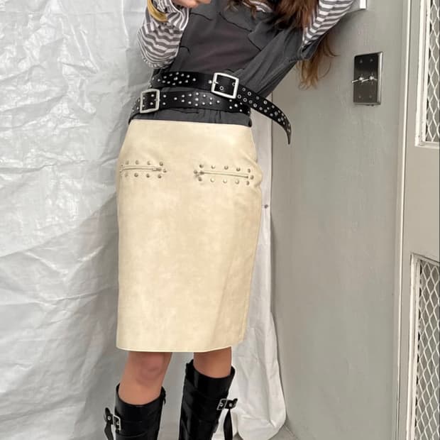 STUD POCKET SKIRT IN FAUX LEATHER