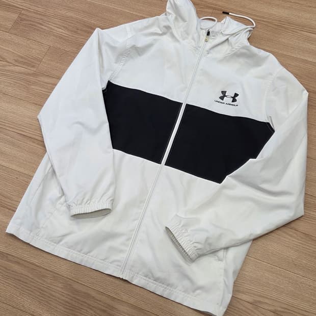 언더이머 화이트 블랙 바람막이 후드집업 xl