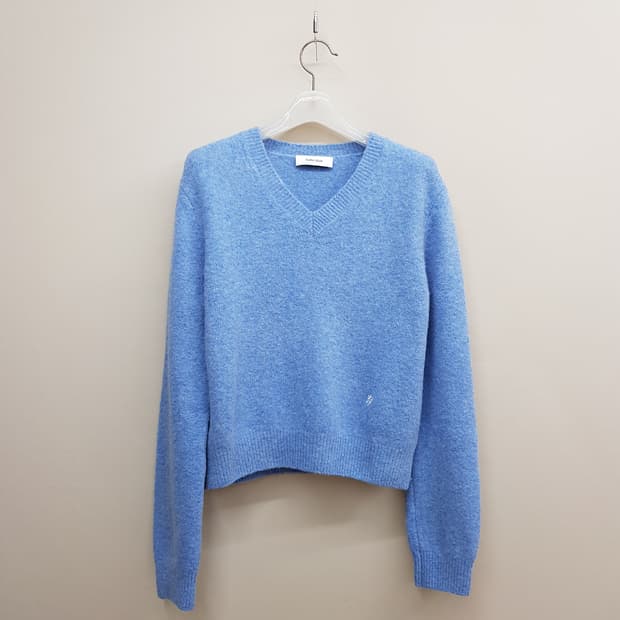 구호플러스 2023 브이넥 니트 1사이즈