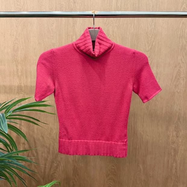 막스앤코 터틀넥 반팔 니트 골지 넥 밑단 디테일 슬림핏 레드