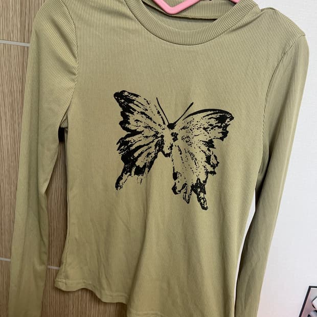 카키색 나비 티