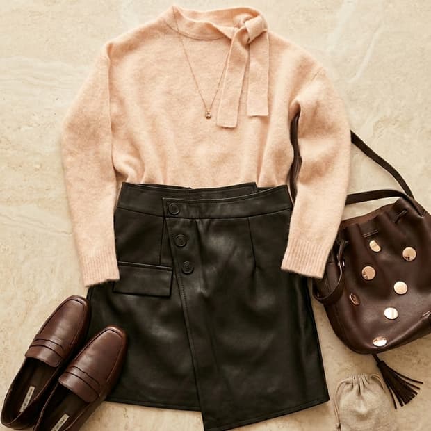 버튼 포인트 레자가죽 랩 미니스커트