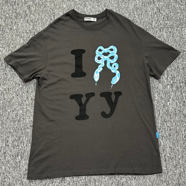 Open yy 오픈와이와이 오픈 블루 리본 스네이크 뱀 티셔츠 차콜