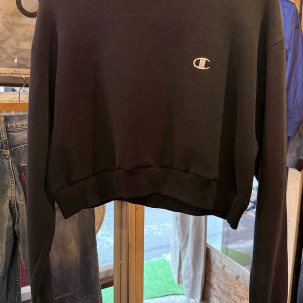 챔피온 블랙 크롭 맨투맨