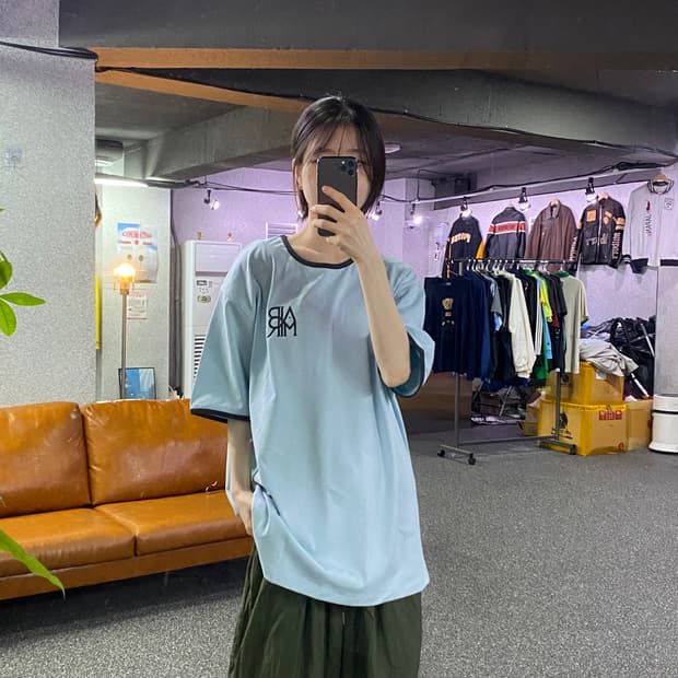 AMOUPRE 빅로고 스카이 링거티 B4940