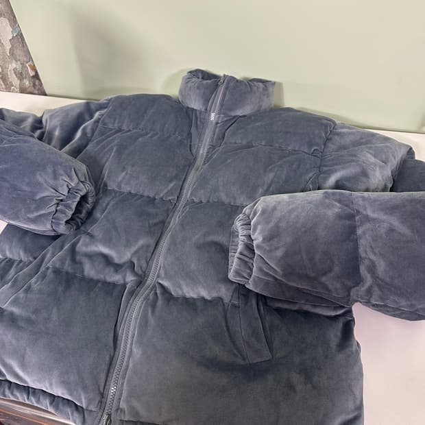 100-105 DAVID CHEN 블루 벨벳 패딩