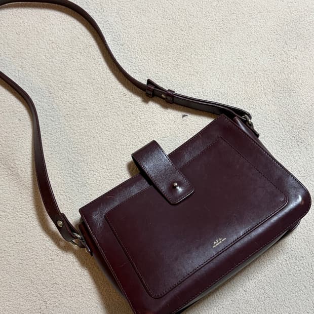 A.P.C 가죽 크로스백 버건디 (사용감 많음)