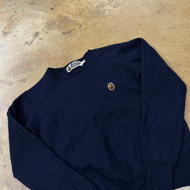 베이프 네이비 스몰로고 니트