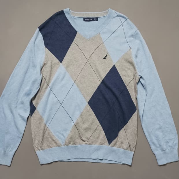 [L] 노티카 아가일 패턴 로고 브이넥 니트