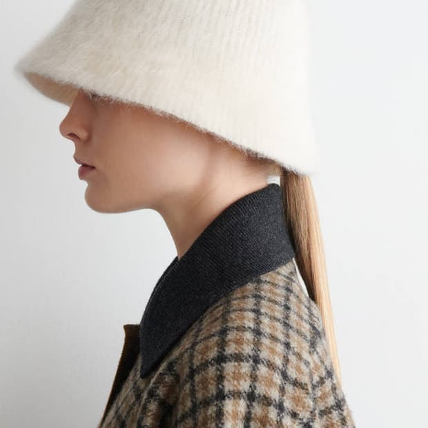 [새상품] 코스 모헤어 버킷햇 (에크루 컬러)