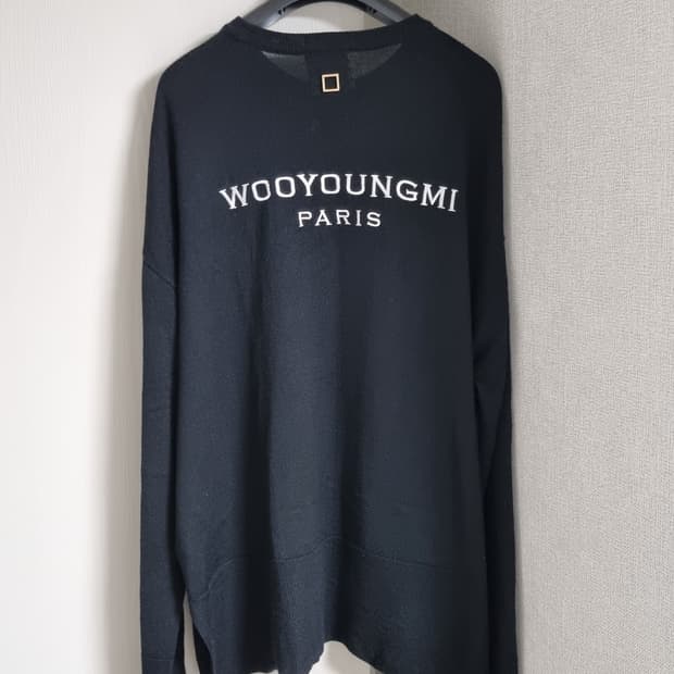 우영미 백로고 절개니트