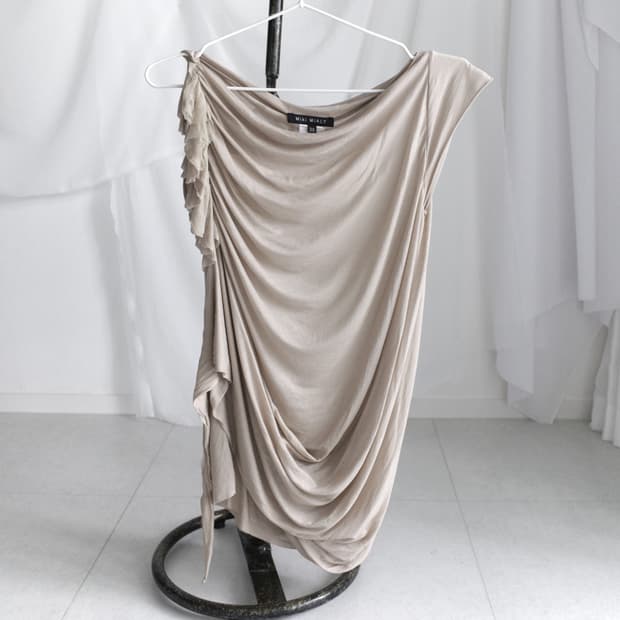 draping unbalanced sleeveless