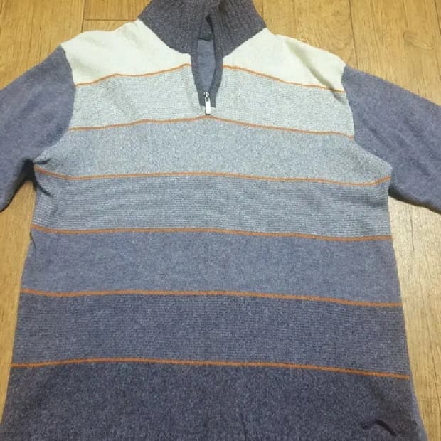 베이직하우스 니트 반집업 100 사이즈입니다