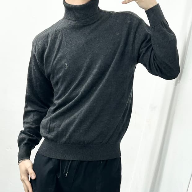 입생로랑 터틀넥 니트