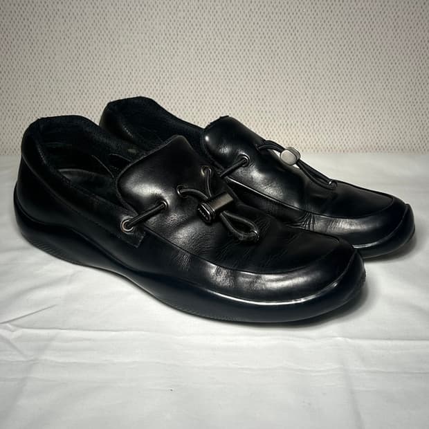 프라다 스트링 로퍼