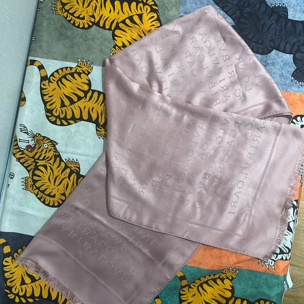 불가리 핑크스카프