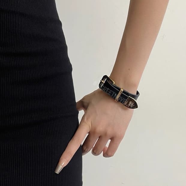 미우미우 레더팔찌 블랙 무료배송