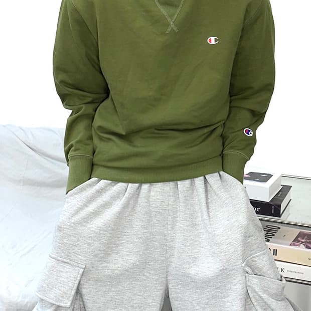 챔피온 카키 어센틱 맨투맨 M