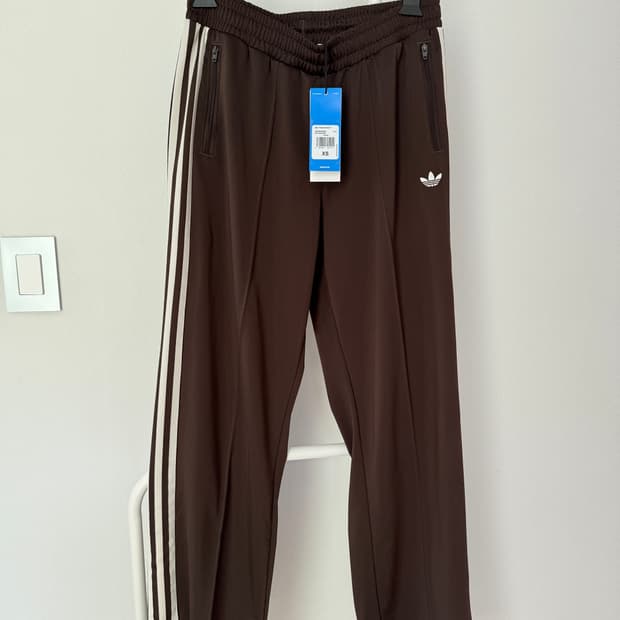 아디다스 공용 트랙 팬츠 / 다크브라운 / XS /JD5263