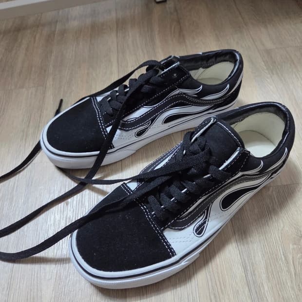 반스 올드스쿨 플레임 블랙 화이트 새제품 235