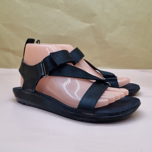 닥터마틴 발포어 블랙스트랩샌들 235