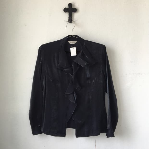 Ruffle point glossy shirt