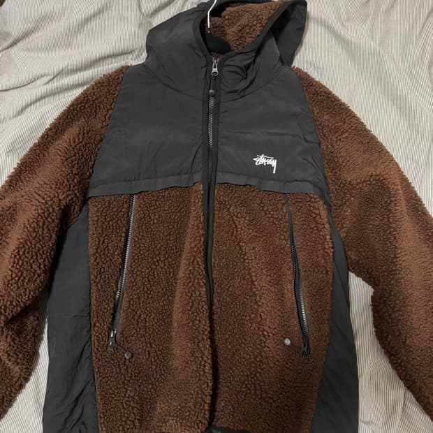 스투시 쉐르파 패널드 후드 자켓 블랙