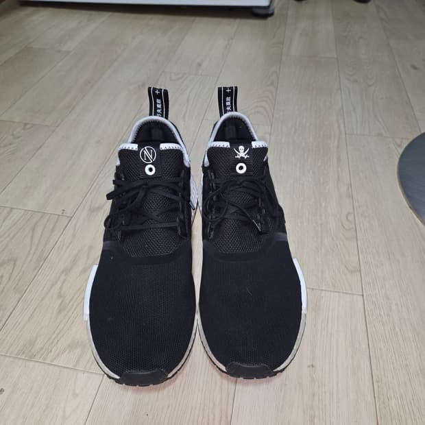 아디다스 NMD R1 네이버후드×인빈서블