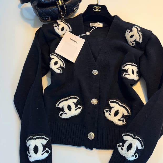 (새상품)샤넬로고가디건