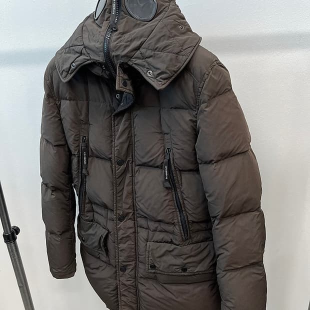 100) CP컴퍼니 초코브라운 고글 다운패딩 