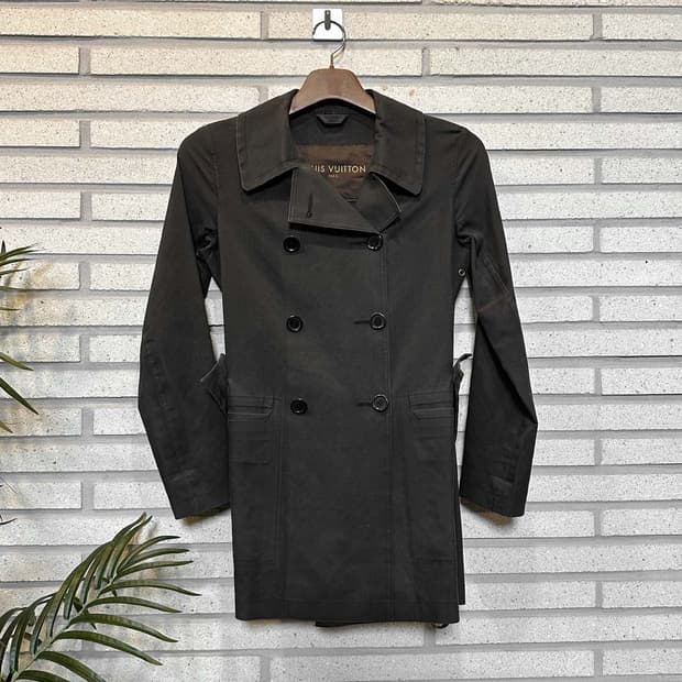 루이비통 하프 트렌치코트 카라넥 더블버튼 백 벨티드 디테일 블랙