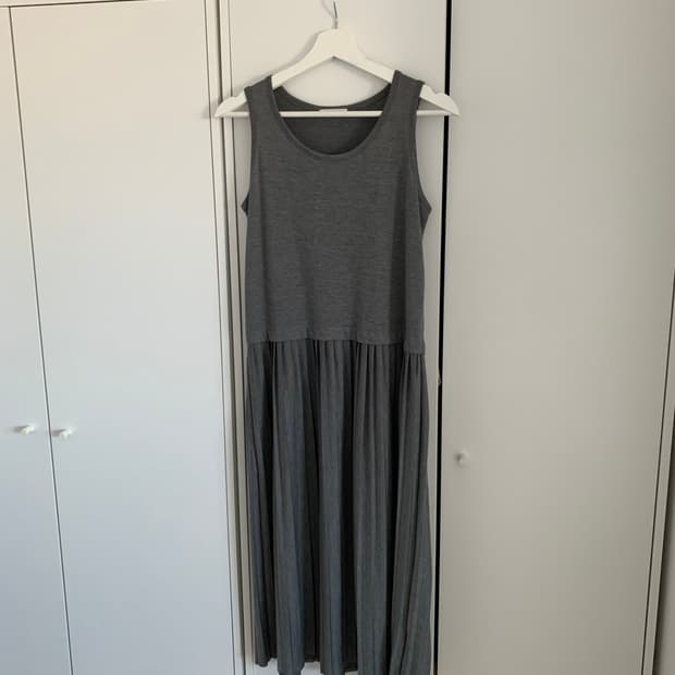 그레이 핀턱 슬리브리스 원피스